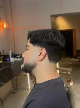Kurzer Fade mit Bartkontur, Seitenansicht