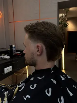 Längeres Deckhaar mit Taper, von hinten seitlich