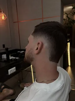 Low Fade mit sauberer Nackenkontur
