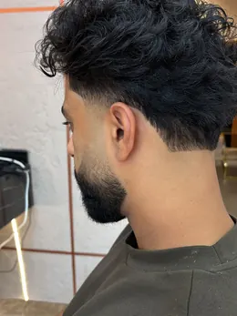 Locken mit Fade und Vollbart, Seitenansicht